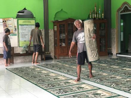 Kerja Bakti Bersih-Bersih Masjid At-Ta'awun
