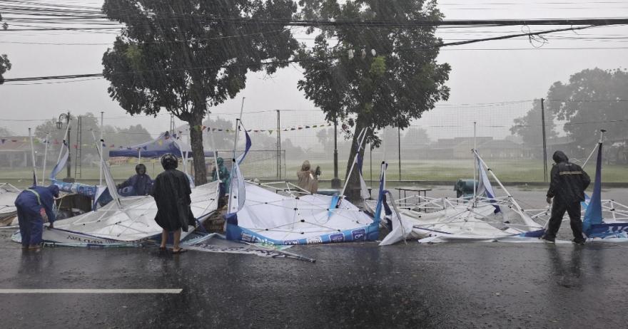 Hujan Deras dan Angin Kencang Robohkan Puluhan Tenda Pasar Sore Lapangan Kanggotan