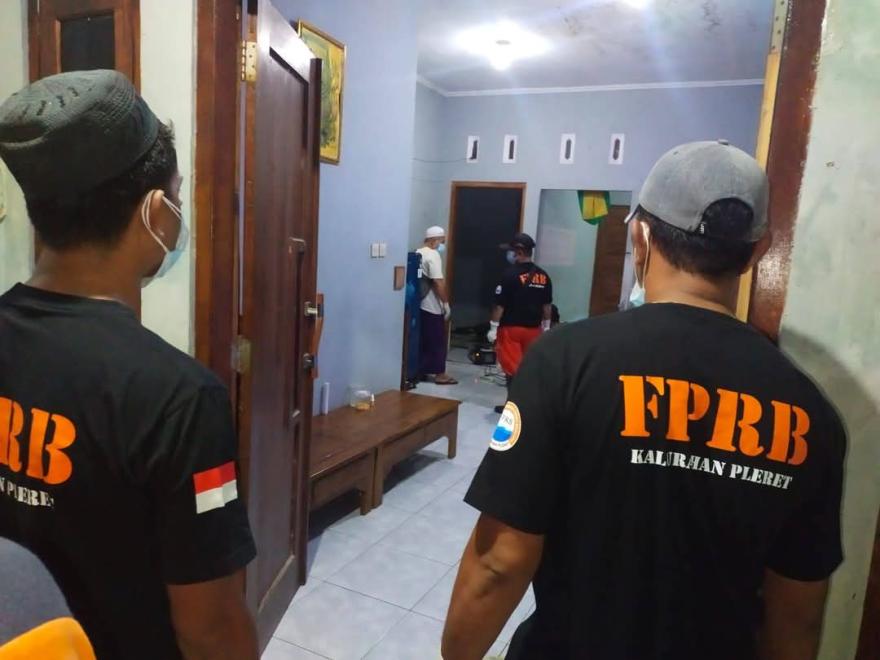 FPRB Kalurahan Pleret Lakukan Sterilisasi di Lokasi Warga Kos yang Meninggal di Padukuhan Karet